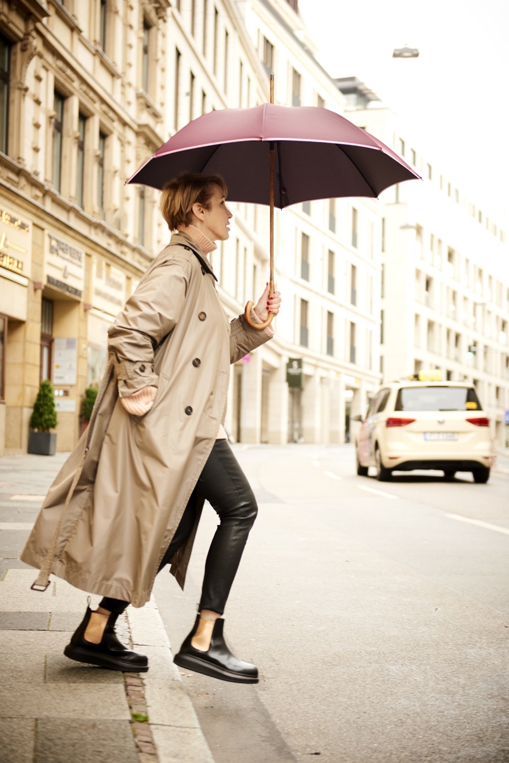 glamupyourlifestyle trenchcoat-max-mara Regenschirm Herbstoutfit ue-40-blog ue-50-mode