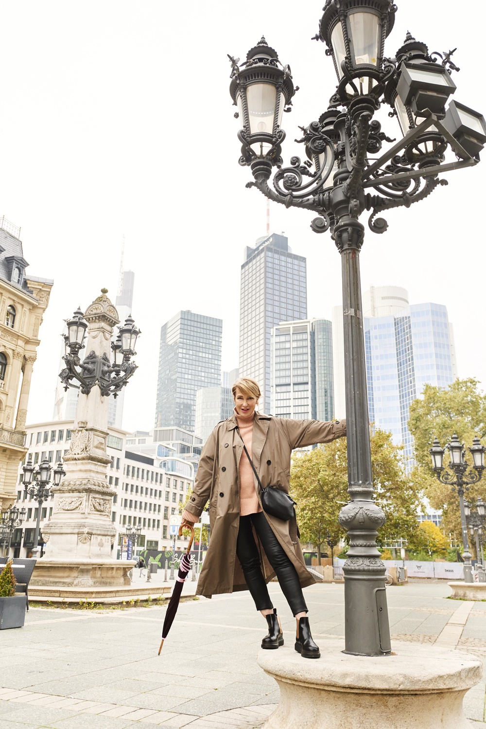 glamupyourlifestyle trenchcoat-max-mara Regenschirm Herbstoutfit ue-40-blog ue-50-mode