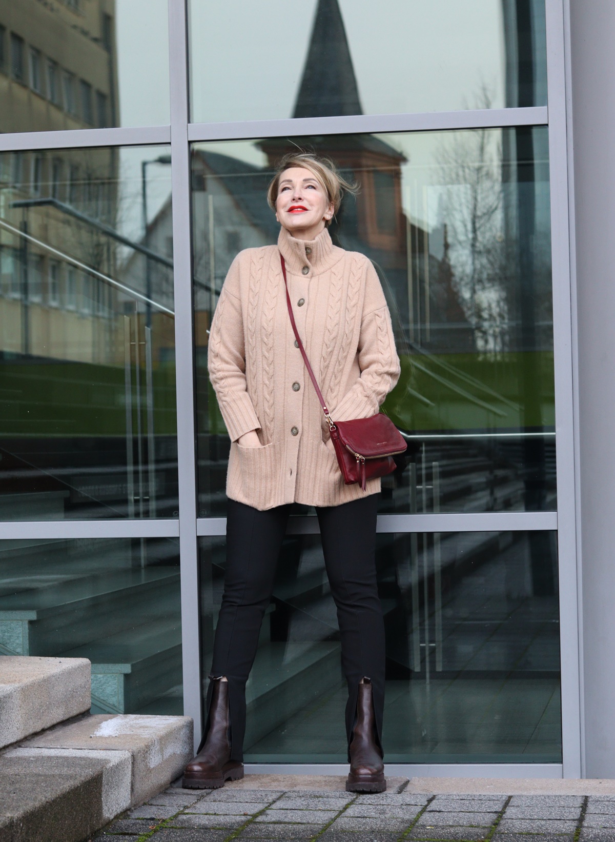 Outfit für kalte Tage: Leggings mit Schlitz kombiniert mit Cardigan von Repeat Cashmere und Boots. Style für Frauen Ü40 Ü50.
