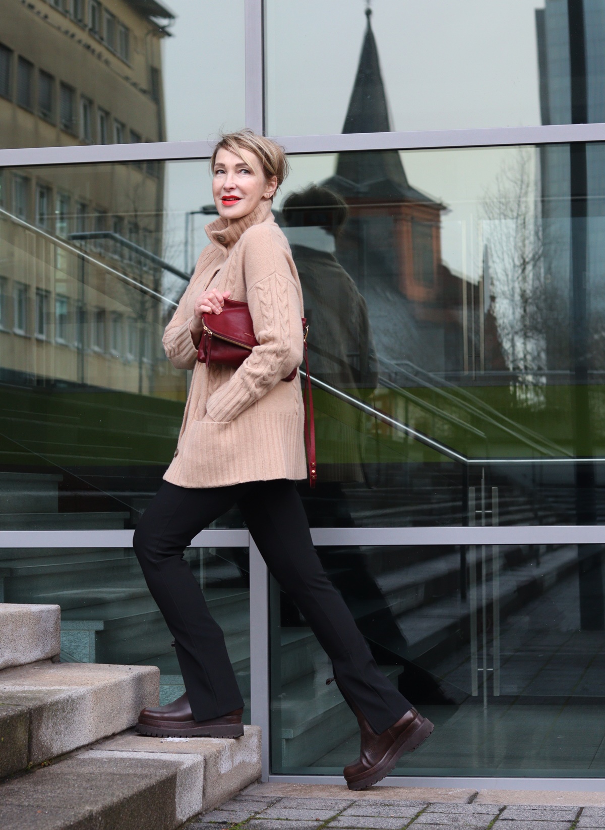 Outfit für kalte Tage: Leggings mit Schlitz kombiniert mit Cardigan von Repeat Cashmere und Boots. Style für Frauen Ü40 Ü50.
