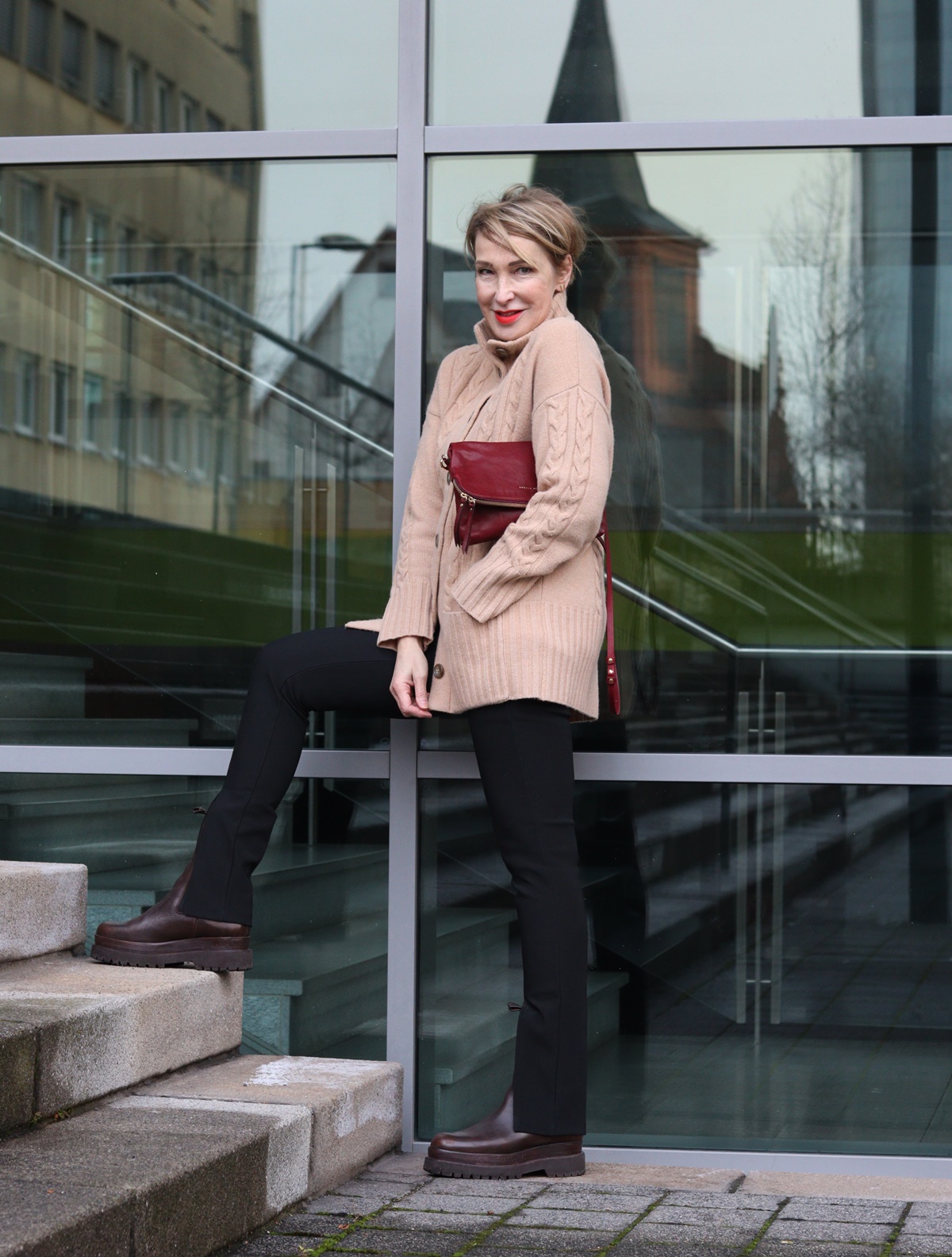 Outfit für kalte Tage: Leggings mit Schlitz kombiniert mit Cardigan von Repeat Cashmere und Boots. Style für Frauen Ü40 Ü50.
