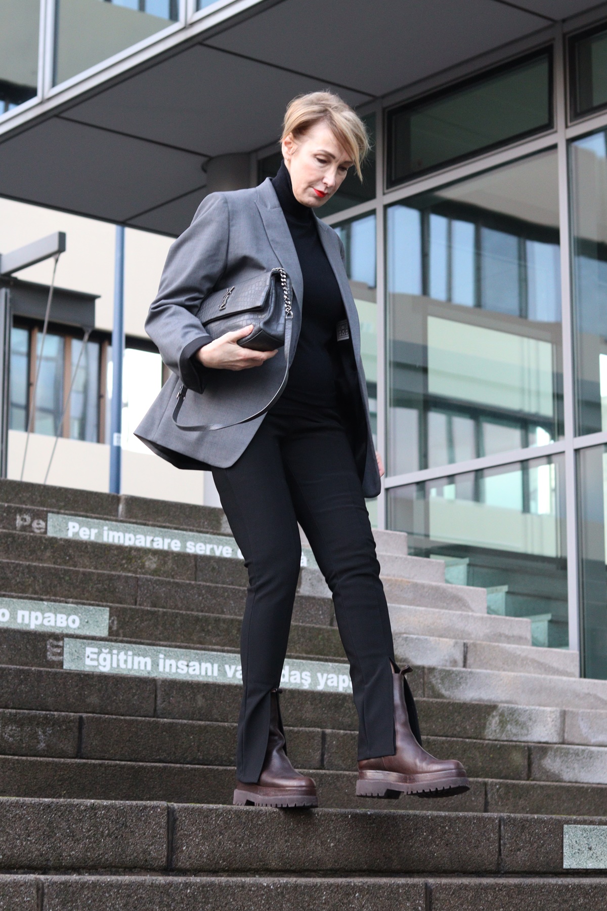 Outfit mit grauem Blazer und schwarzer Leggings mit Schlitz - Ü40 Ü50 Mode und Lifestyleblog.
