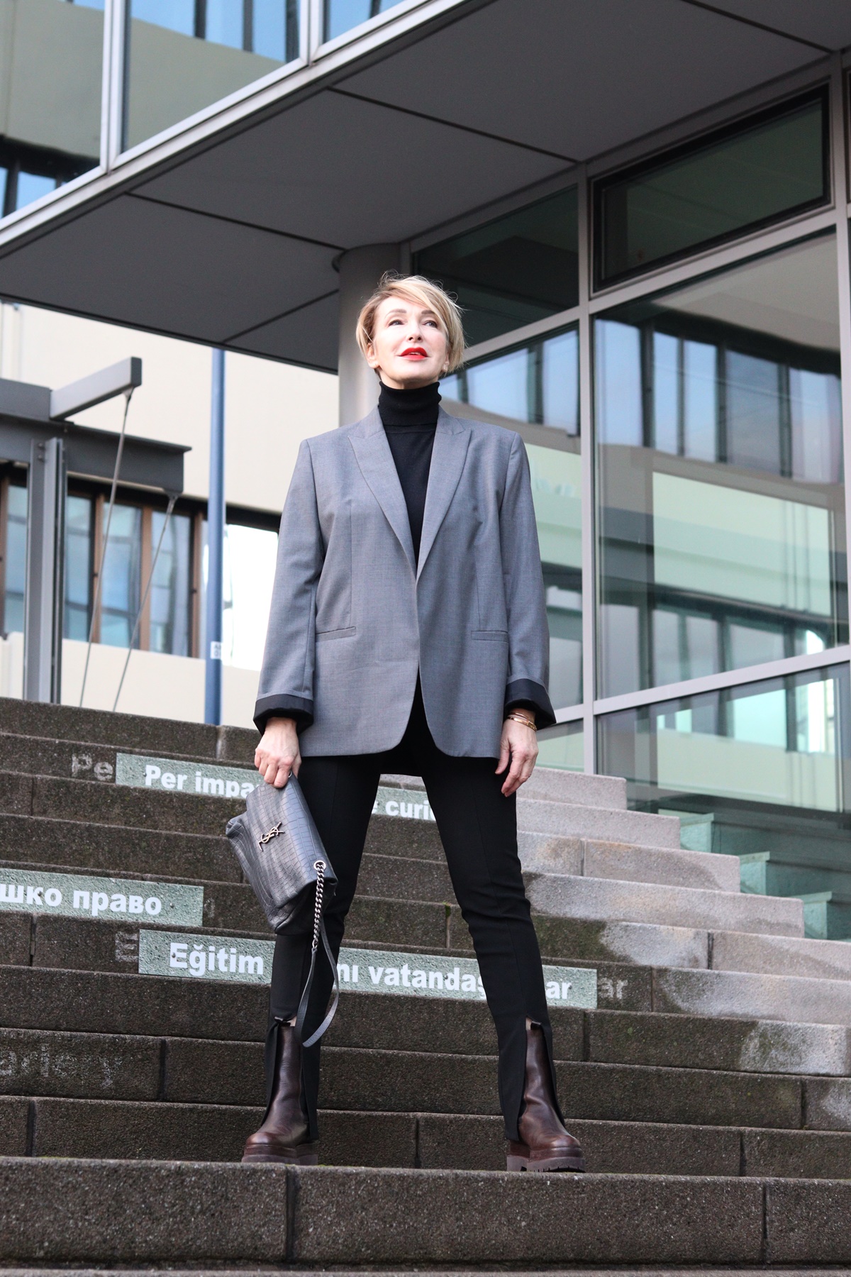 Outfit mit grauem Blazer und schwarzer Leggings mit Schlitz - Ü40 Ü50 Mode und Lifestyleblog.