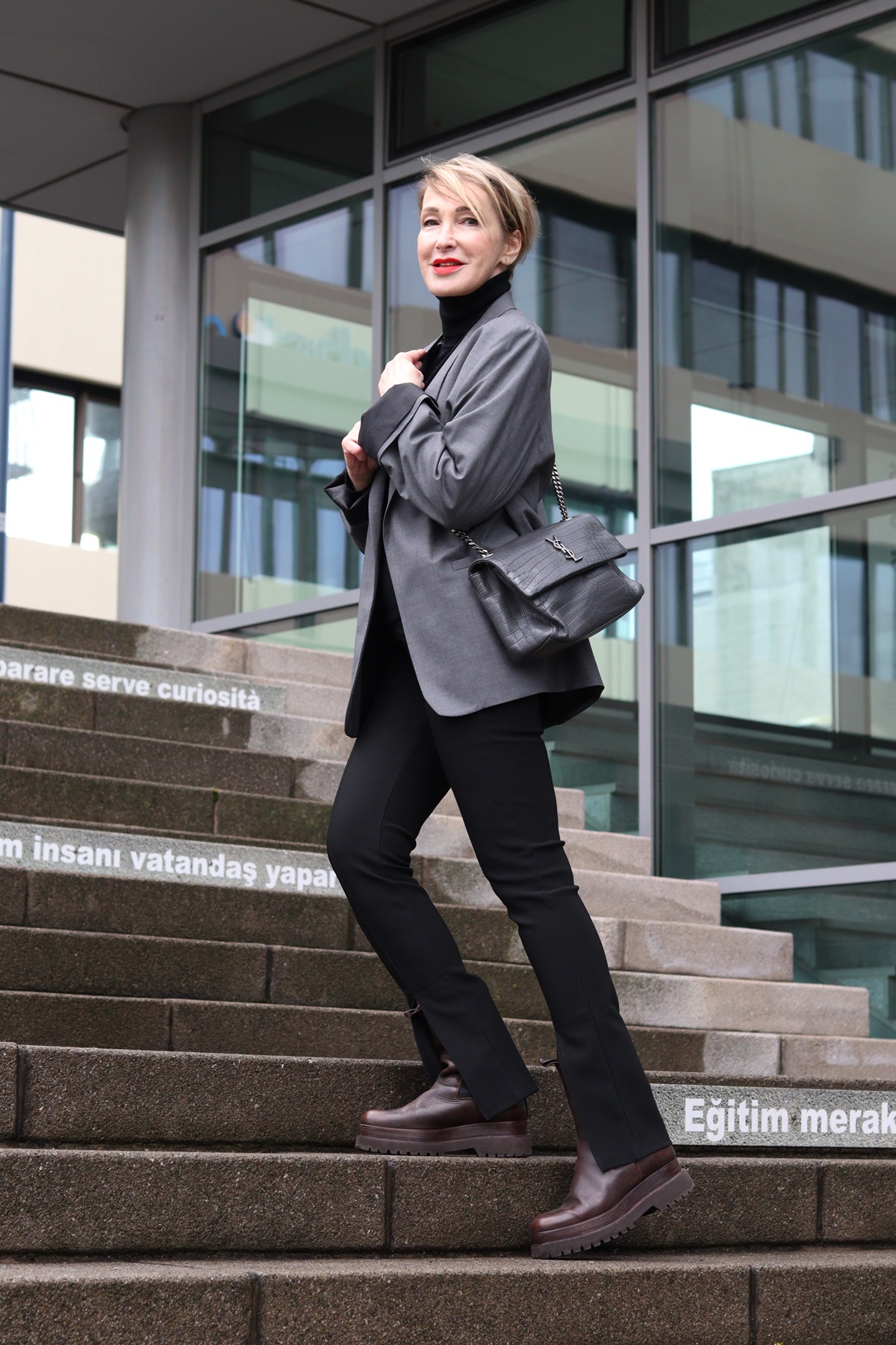 Outfit mit grauem Blazer und schwarzer Hose - Ü40 Ü50 Mode und Lifestyleblog.