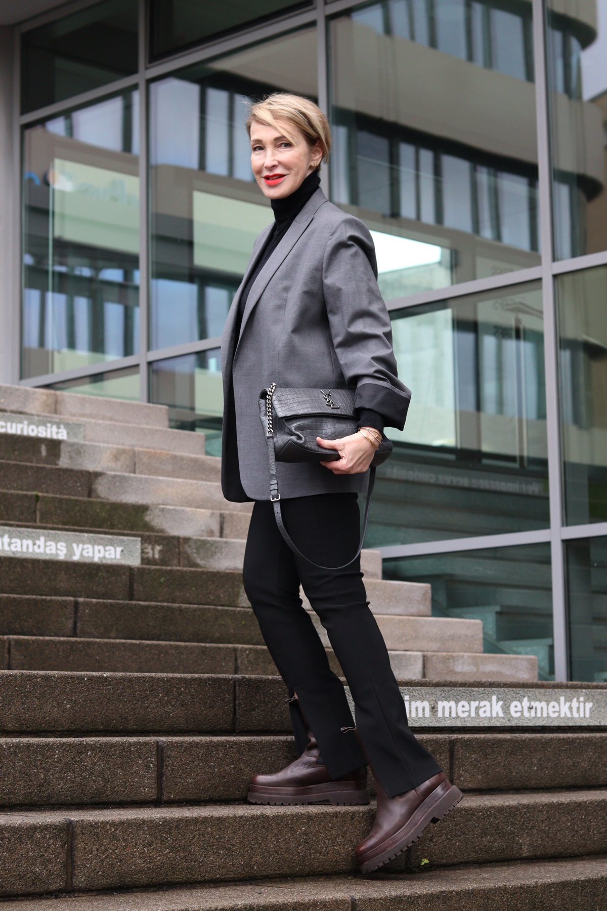 Outfit mit grauem Blazer und schwarzer Leggings mit Schlitz - Ü40 Ü50 Mode und Lifestyleblog.