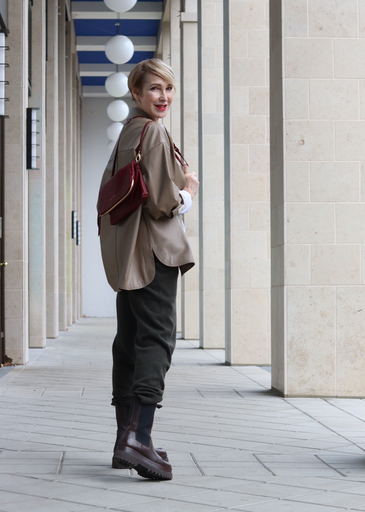 Nachhaltiger Style einer Modebloggerin mit Lederhemd und Boots.