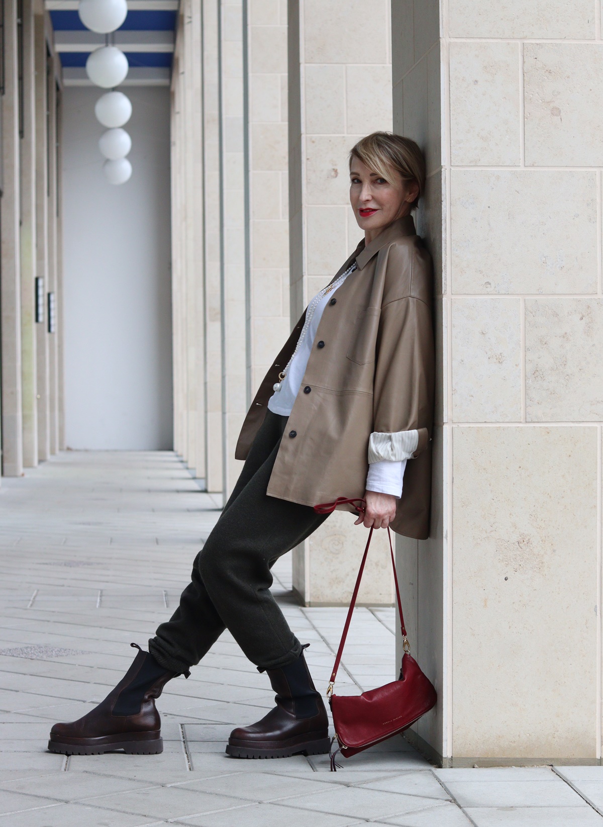 Nachhaltiger Style einer Modebloggerin mit brauner Lederjacke.
