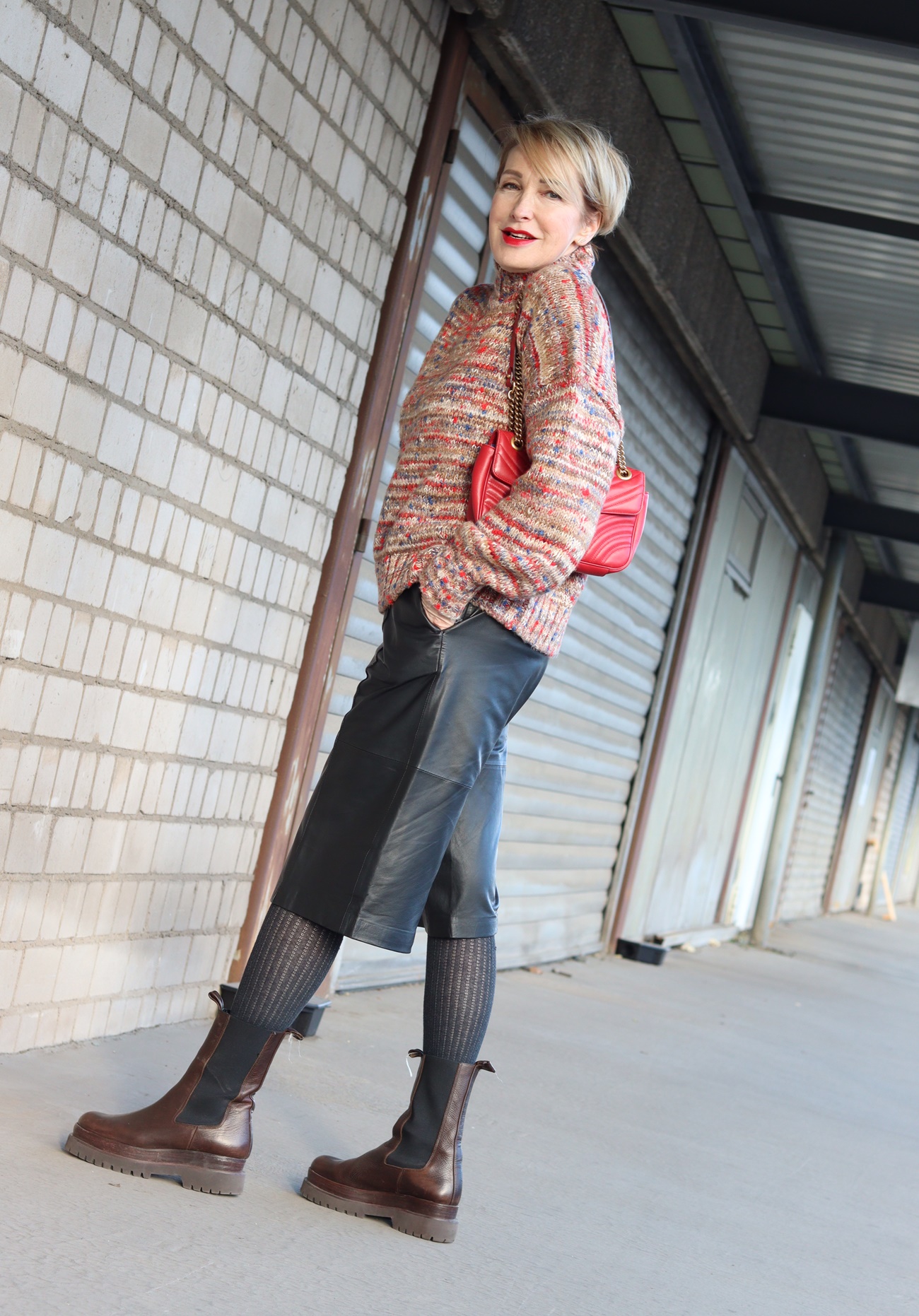 glamupyourlifestyle leder-Culotte Chunky-Boots Victoria-Beckham-Pullover ue-40-Mode uer-50-blog Fruehling