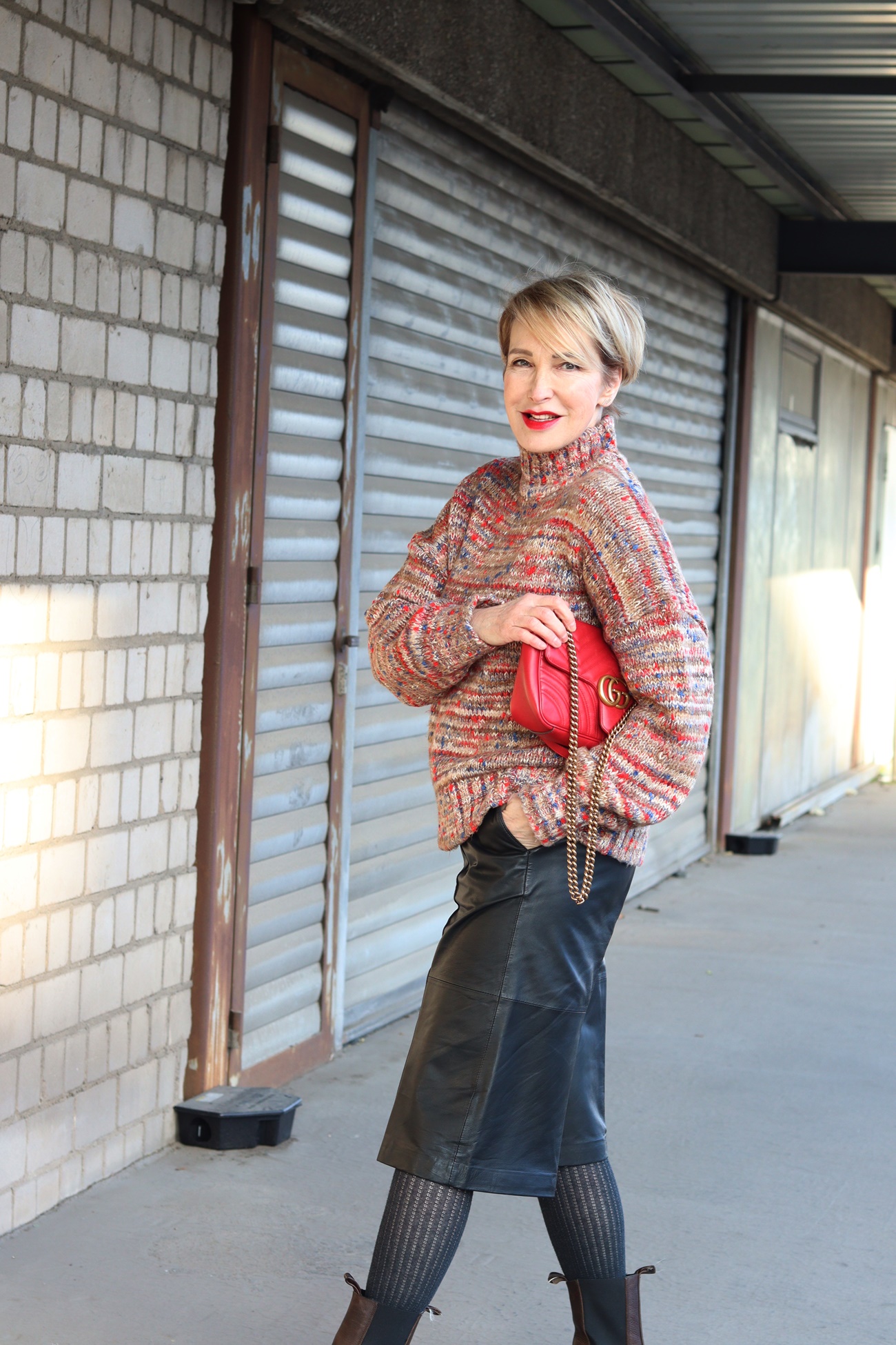 glamupyourlifestyle leder-Culotte Chunky-Boots Victoria-Beckham-Pullover ue-40-Mode uer-50-blog Fruehling