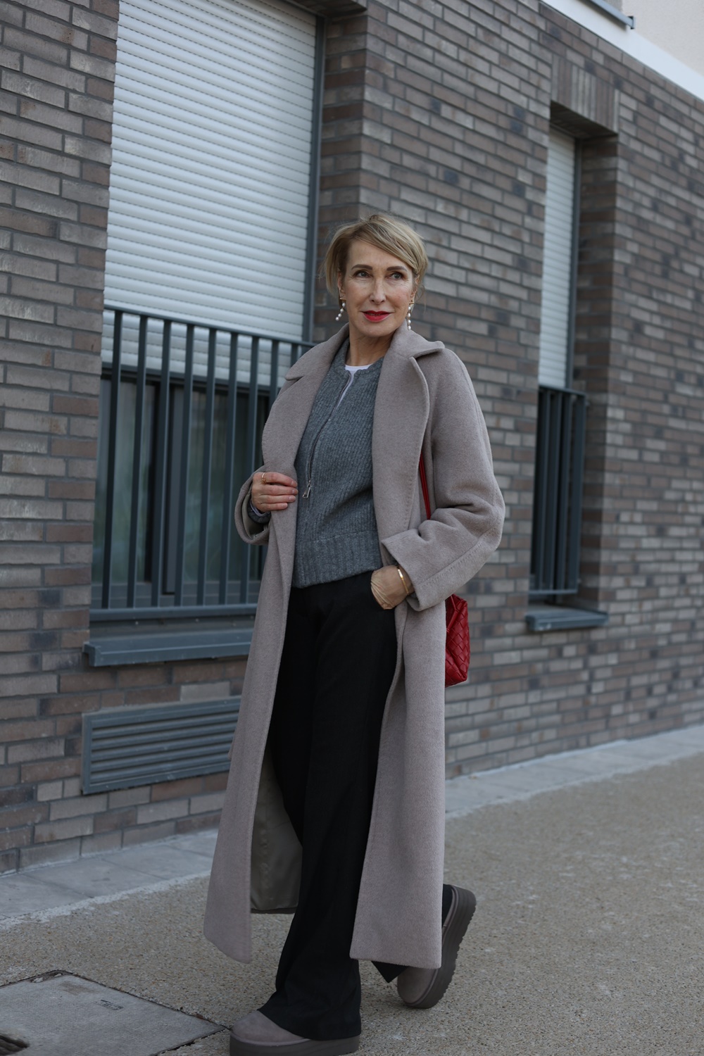 glamupyourlifestyle Max-Mara-Mantel Zara-Outfit ue-50-blog ue-40-mode Perlenohrringe Runte-Schmuck