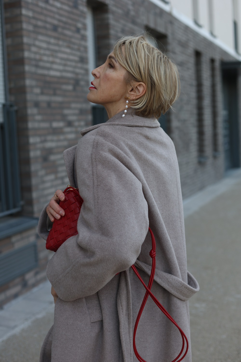 glamupyourlifestyle Max-Mara-Mantel Bottega-veneta-tasche ue-50-blog ue-40-mode Perlenohrringe