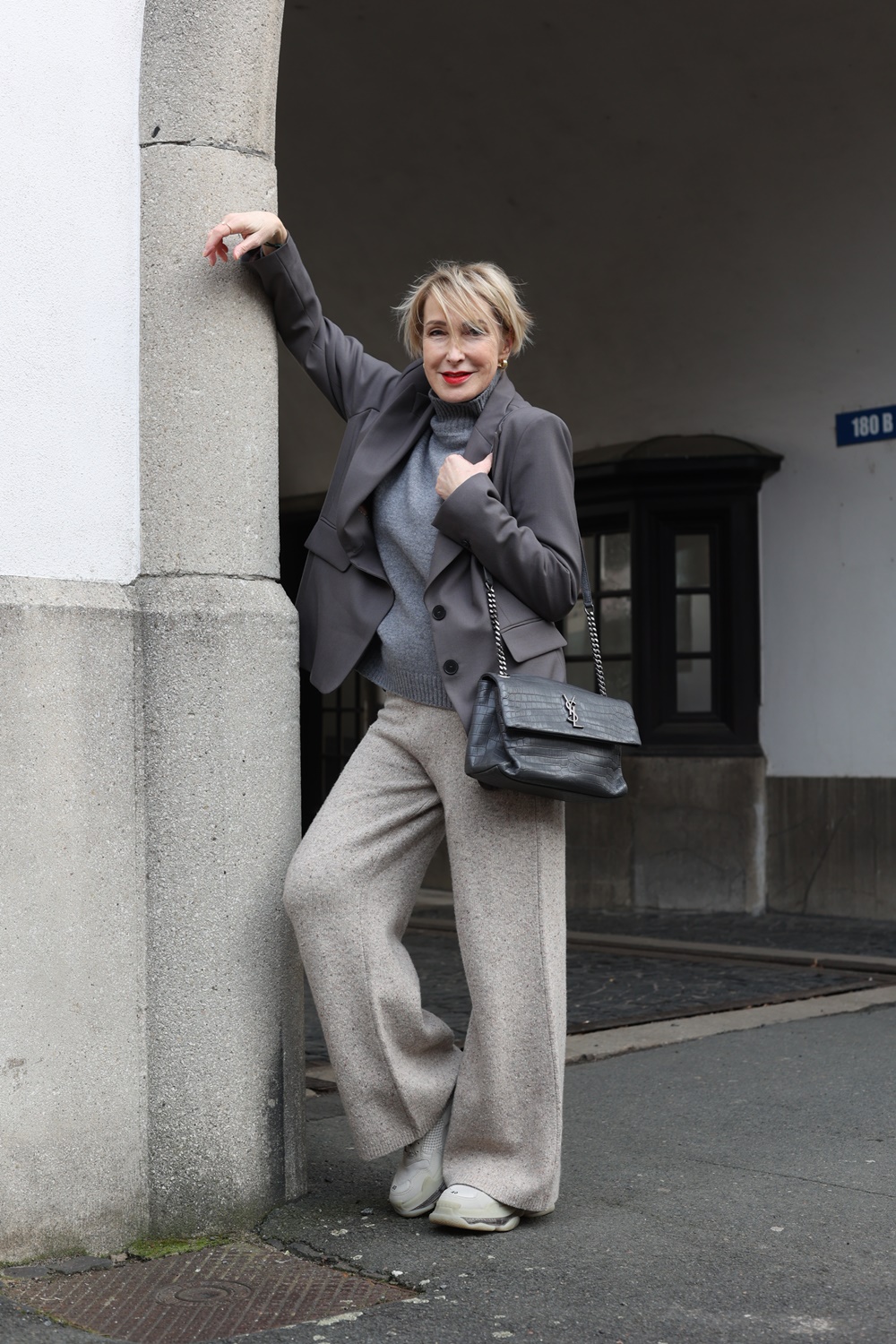 Glamupyourlifestyle windsor-blazer Max-Mara-Pullover Strickhose frisur Kurzhaarschnitt ue-50-blog ue-40-mode