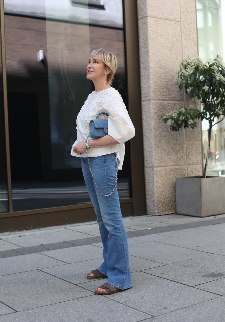 glamupyourlifestyle Schlaghose Cos-Bluse Chanel-Tasche Kopf Ue-40_Mode ue-50-Blog