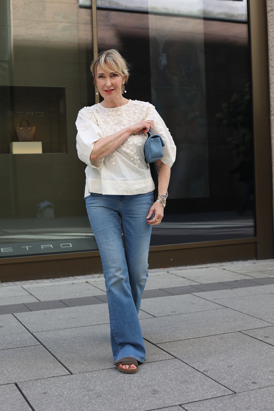 glamupyourlifestyle Schlaghose Cos-Bluse Chanel-Tasche Kopf Ue-40_Mode ue-50-Blog