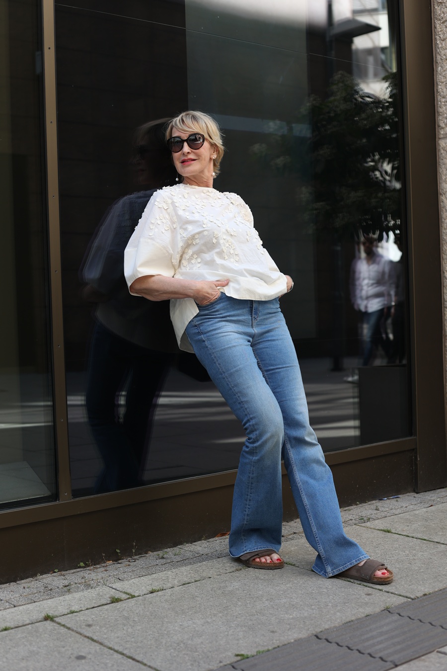 glamupyourlifestyle Schlaghose Cos-Bluse Chanel-Tasche Kopf Ue-40_Mode ue-50-Blog