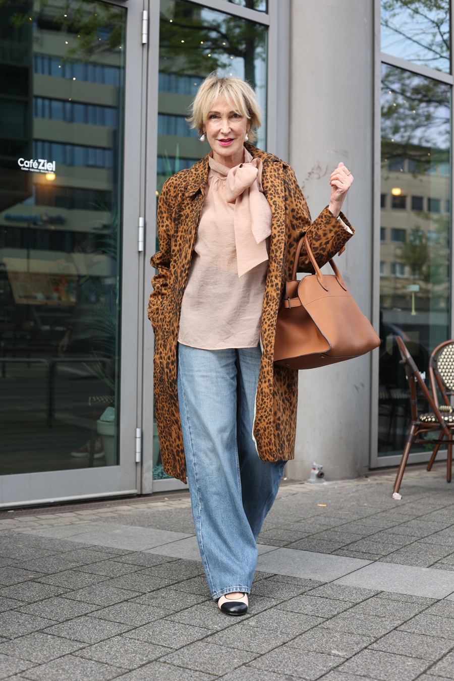 glamupyourlifestyle Carrie-Bradshaw and-just-like-that Ue-50-blog ue-40-Mode Leo-Mantel