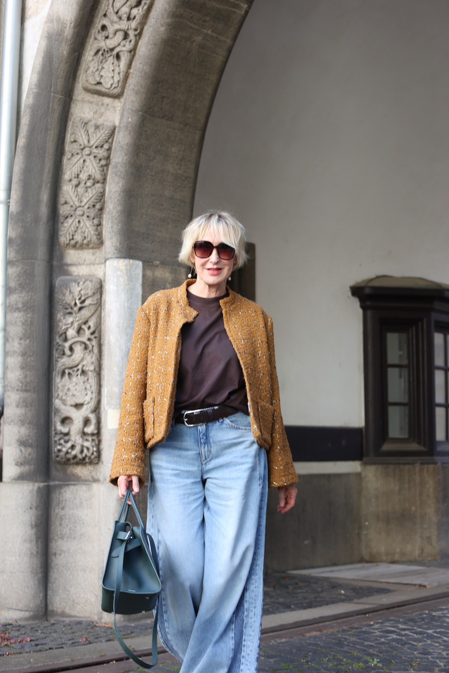 glamupyourlifestyle Boucle-Jacke Herbst-Outfit ue-50-Blog ue-40-Mode Selbstbestimmung breite-Jeans